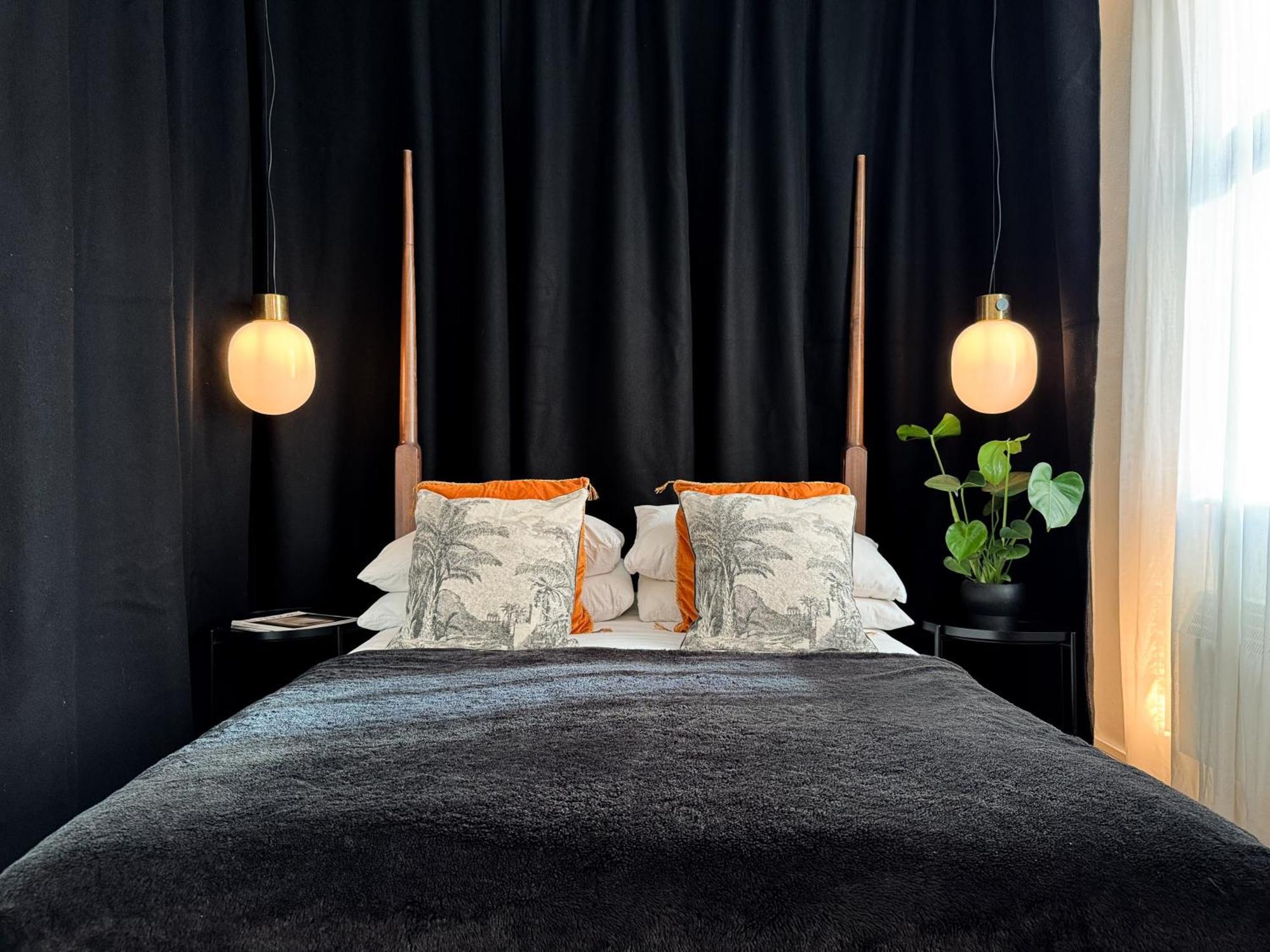 Tranquil Oasis W 100Inch Cinema & Hammock, By The Design Traveller Apartment London Exterior photo